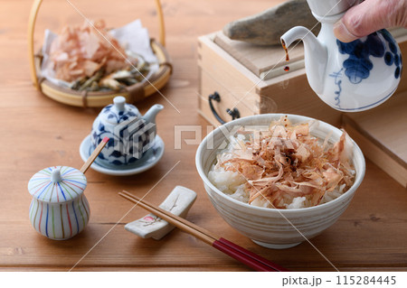 おかかご飯( ねこまんま )にお醤油をかける おかかご飯( ねこまんま )にお醤油をかける 115284445