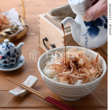 おかかご飯( ねこまんま )にお醤油をかける おかかご飯( ねこまんま )にお醤油をかける 115284448