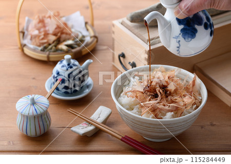 おかかご飯( ねこまんま )にお醤油をかける おかかご飯( ねこまんま )にお醤油をかける 115284449