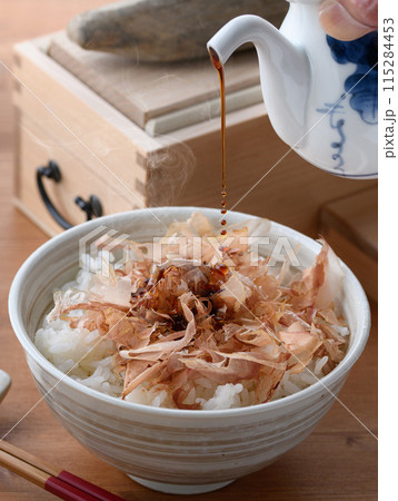 おかかご飯（ ねこまんま ）にお醤油をかける 115284453