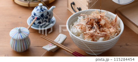 おかかご飯( ねこまんま )にお醤油をかける おかかご飯( ねこまんま )にお醤油をかける 115284454