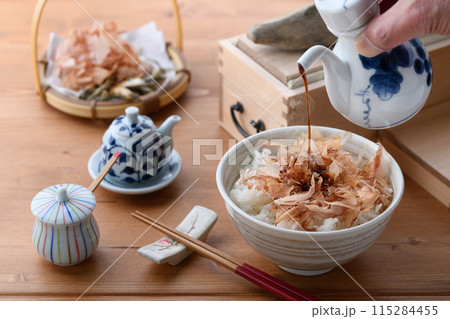 おかかご飯（ ねこまんま ）にお醤油をかける 115284455