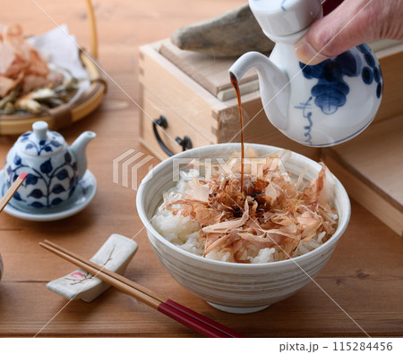 おかかご飯（ ねこまんま ）にお醤油をかける 115284456