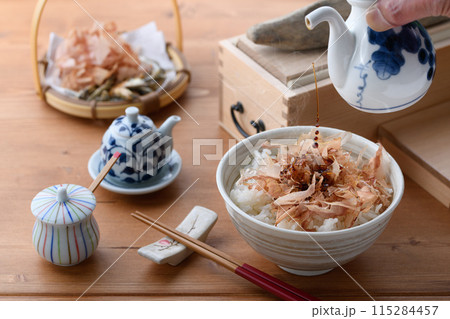 おかかご飯（ ねこまんま ）にお醤油をかける 115284457