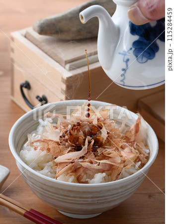 おかかご飯（ ねこまんま ）にお醤油をかける 115284459