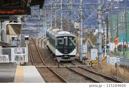 京阪交野線 村野駅付近を走る13000系 京阪交野線 村野駅付近を走る13000系 115284608