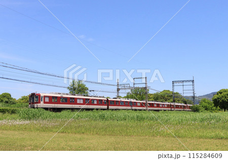 近鉄奈良線 平城宮跡を走る電車 近鉄奈良線 平城宮跡を走る電車 115284609