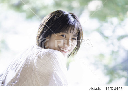 新緑と女性 115284624
