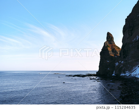 冬の北海道積丹半島　セタカムイ岩を豊浜町のセタカムイ道路防災祈念広場から臨む 115284635