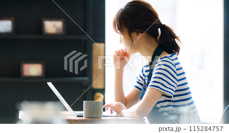 売り上げ集計する女性カフェオーナー 売り上げ集計する女性カフェオーナー 115284757