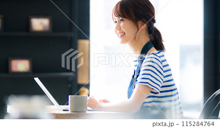 売り上げ集計する女性カフェオーナー 売り上げ集計する女性カフェオーナー 115284764