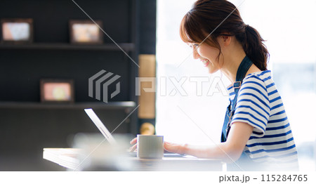 売り上げ集計する女性カフェオーナー 売り上げ集計する女性カフェオーナー 115284765