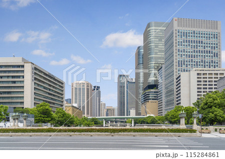 大阪　淀屋橋から見える中之島の都市風景　朝 115284861