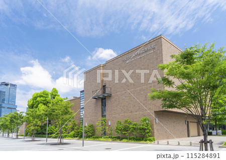 大阪市立東洋陶磁美術館　新緑の季節 115284891