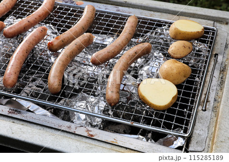 BBQでウインナーを焼く 115285189