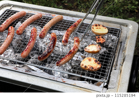 BBQでウインナーを焼く BBQでウインナーを焼く 115285194