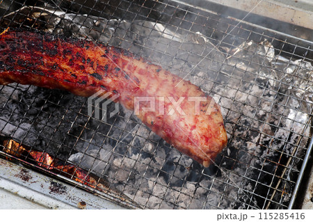 BBQで肉を焼く BBQで肉を焼く 115285416