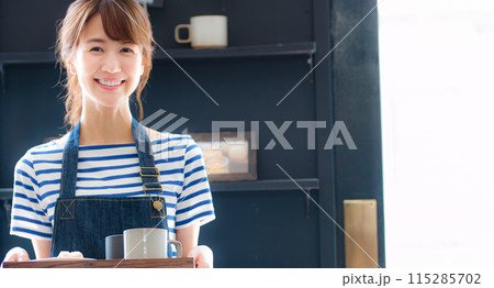 接客する女性カフェ店員 115285702