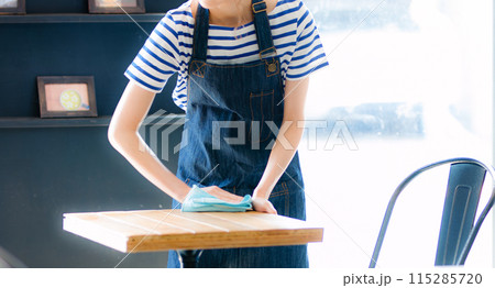 バッシングする女性カフェスタッフ バッシングする女性カフェスタッフ 115285720