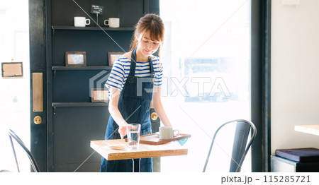 バッシングする女性カフェスタッフ バッシングする女性カフェスタッフ 115285721