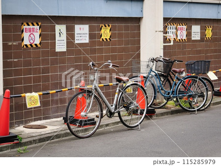 駐輪禁止の私有地にマナー違反の自転車 115285979