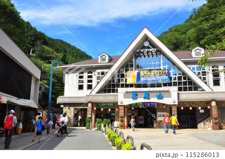 八王子市 高尾山の清滝駅(ケーブル・リフト乗り場)と登山者 八王子市 高尾山の清滝駅(ケーブル・リフト乗り場)と登山者 115286013