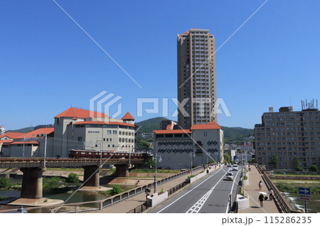 宝塚大橋と歌劇劇場付近の風景 115286235