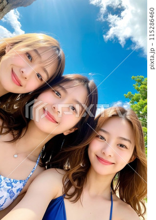 夏の青空の下にいる女性2人 115286460