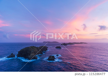 母島・小富士　山頂から望む夕景　 115286477