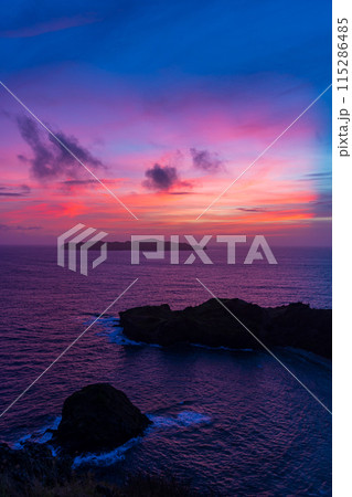 母島・小富士 山頂から望む夕景 母島・小富士 山頂から望む夕景 115286485