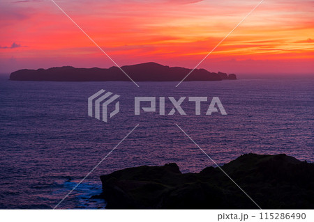 母島・小富士　山頂から望む夕景　 115286490