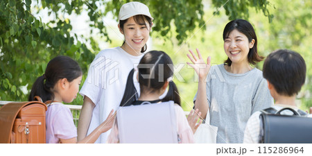 小学生と保護者、朝の通学の登校班の送迎の様子 今日も元気に いってらっしゃい!子供たちの顔無しバナー 小学生と保護者、朝の通学の登校班の送迎の様子 今日も元気に いってらっしゃい!子供たちの顔無しバナー 115286964