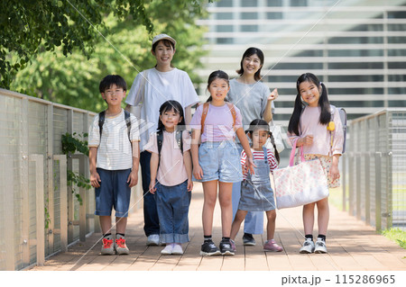学校に立つ小学生と保護者 朝の登校班の様子カメラ目線 学校に立つ小学生と保護者 朝の登校班の様子カメラ目線 115286965