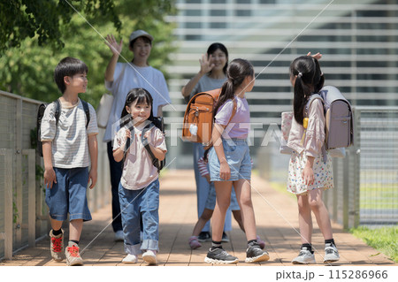 小学生と保護者　朝の登校班の様子　いってきます 115286966