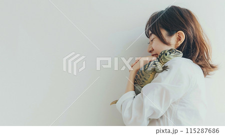 恐竜を抱く優しい少女 / Gentle Girl Hugging Her Dinosaur 115287686