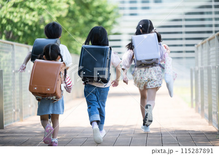 登校、下校する元気に走る小学生ランドセルの後ろ姿複数の顔無しの全身 115287891
