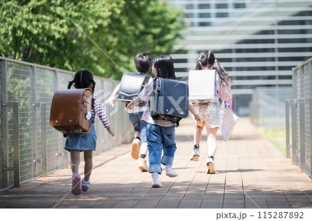 登校、下校する元気に走る小学生ランドセルの後ろ姿複数の顔無しの全身 115287892