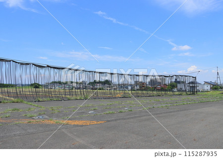 滑走路エンドのクラッシュバリア　戦闘機着陸拘束装置 115287935