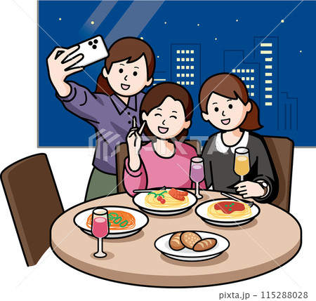 女子会 夜景の綺麗なレストランで自撮りする女性 女子会 夜景の綺麗なレストランで自撮りする女性 115288028