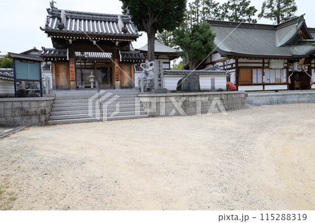 大阪府交野市にある星田神社の境内と星田寺入り口の風景 115288319