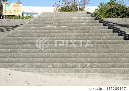 千鳥ヶ浜海水浴場に降りる階段(三重県鳥羽市相差町) 千鳥ヶ浜海水浴場に降りる階段(三重県鳥羽市相差町) 115289167
