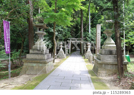 大阪府交野市にある星田妙見宮の境内入り口の風景 115289363