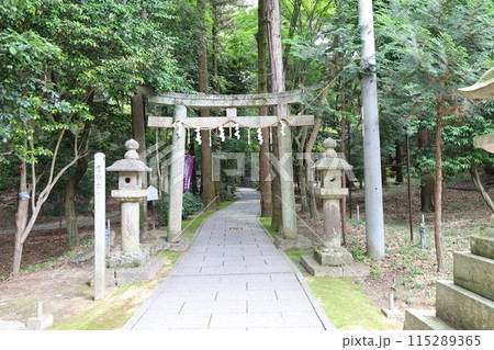 大阪府交野市にある星田妙見宮の境内入り口の風景 115289365