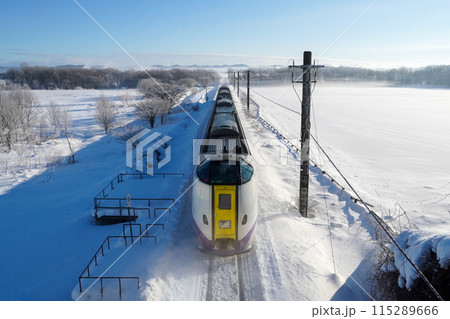 北海道の雪原を走る特急列車「とかち」 115289666