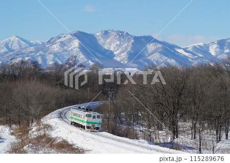 冬の十勝を走る普通列車 115289676