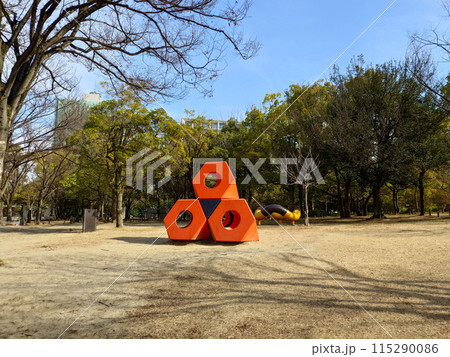 公園にたたずむ赤いブロック彫刻 115290086