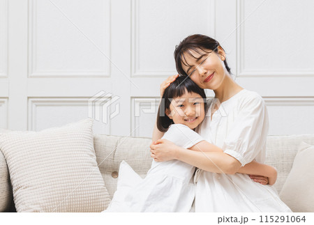 ハグをするお母さんと娘 ハグをするお母さんと娘 115291064