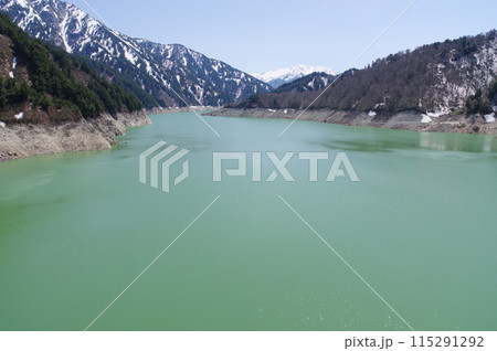 5月上旬の立山黒部アルペンルート 黒部ダムからの黒部湖の眺め 5月上旬の立山黒部アルペンルート 黒部ダムからの黒部湖の眺め 115291292