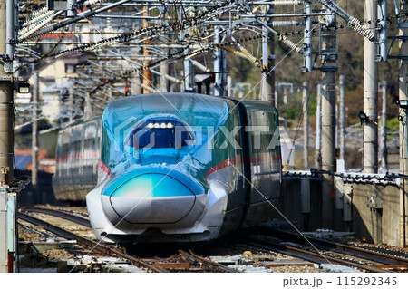 東北新幹線のボトルネック… 福島駅の平面交差を通過するE5系新幹線 115292345