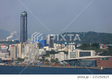 朝のめかりSAから見る関門海峡の下関側の市立下関水族館海響館と海峡ゆめタワー 朝のめかりSAから見る関門海峡の下関側の市立下関水族館海響館と海峡ゆめタワー 115292625